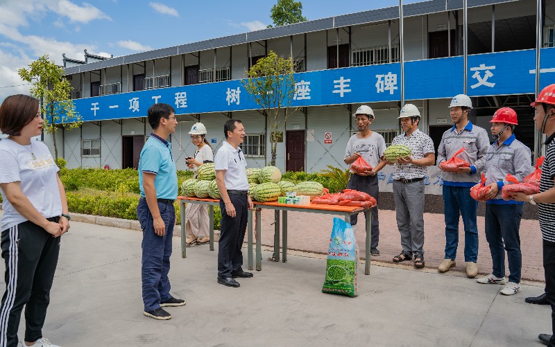 市城投集团公司开展“夏日送清凉”活动