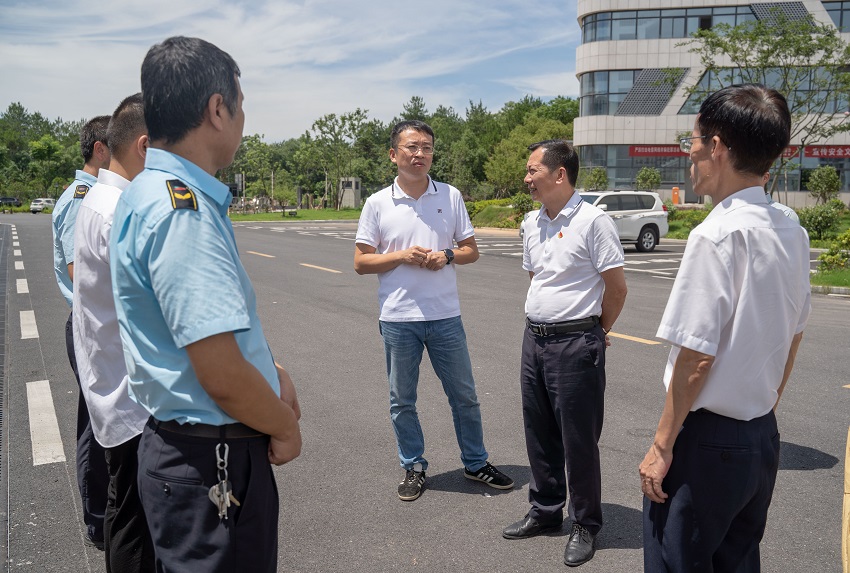 市城投集团公司开展“七一”关怀慰问困难党员活动