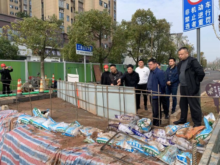 黄海周末调研庆丰北路、三清山大道雨污水管网改造等在建项目