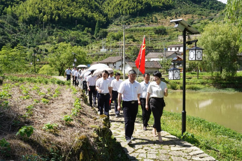 市城投集团机关一支部赴洋塘村开展主题党日活动，黄海参加并讲授党课